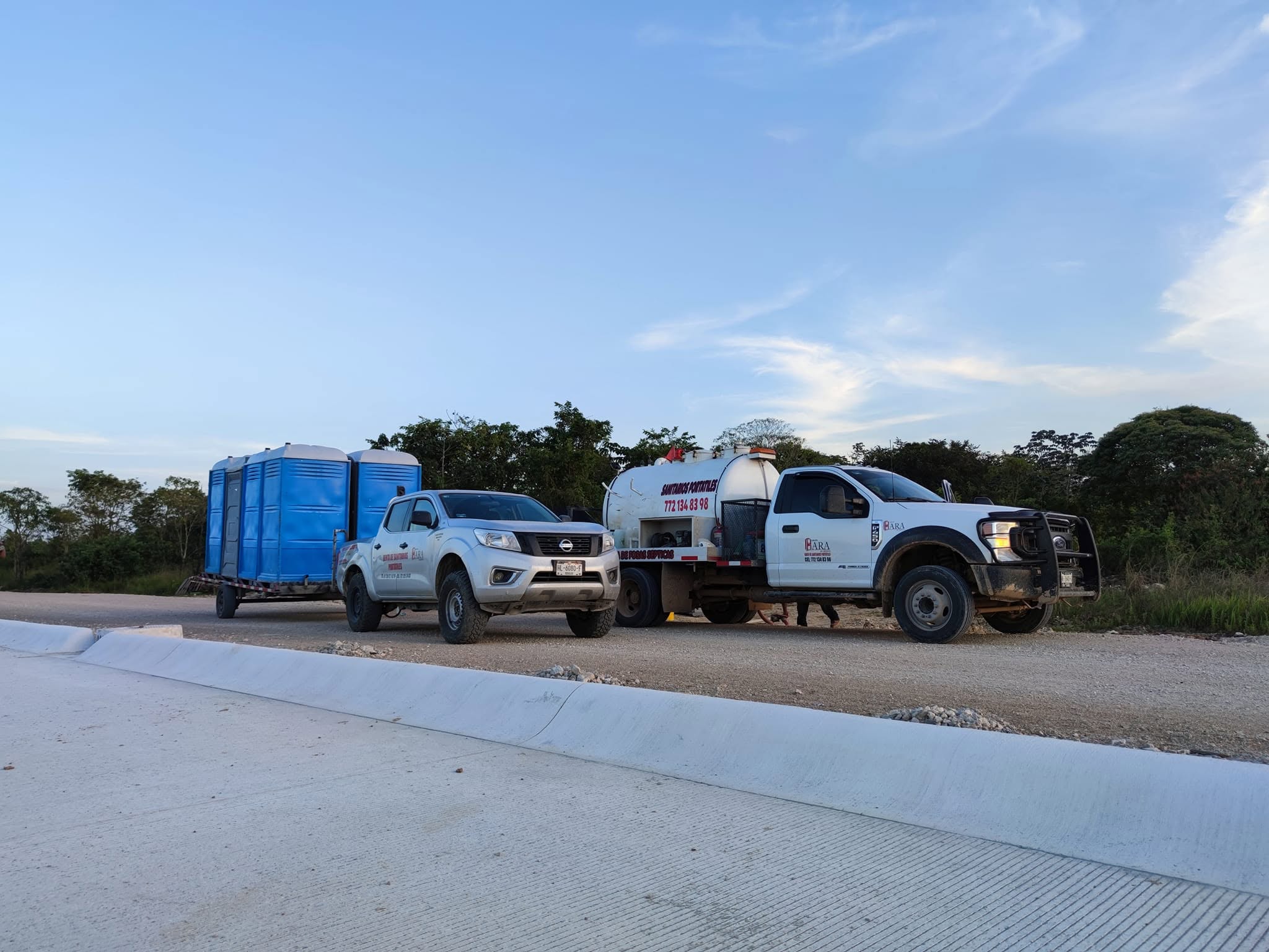 Camiones y remolques de Grupo ARA en un frente de trabajo