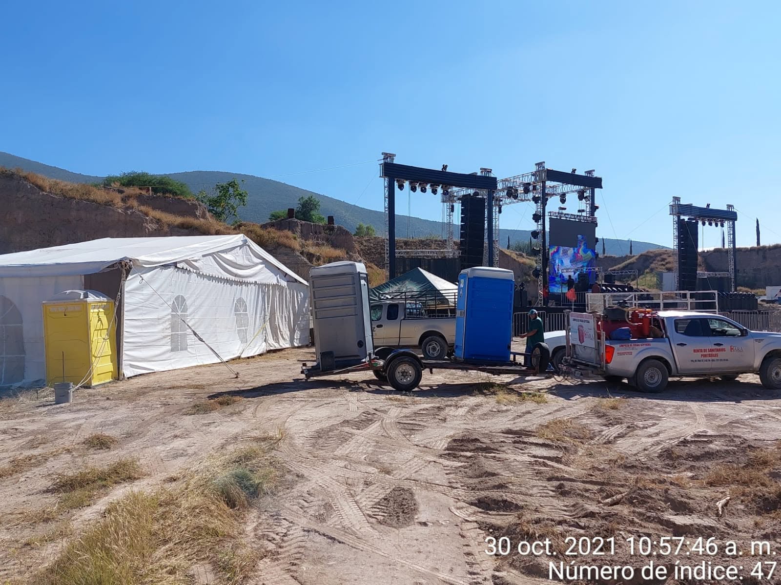 Sanitarios y camion de servicio instalados en zona de evento masivo
