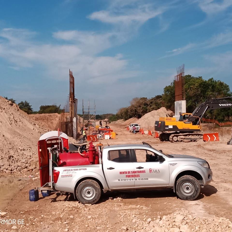 Maquinaria y terreno de obra en proyecto de infraestructura