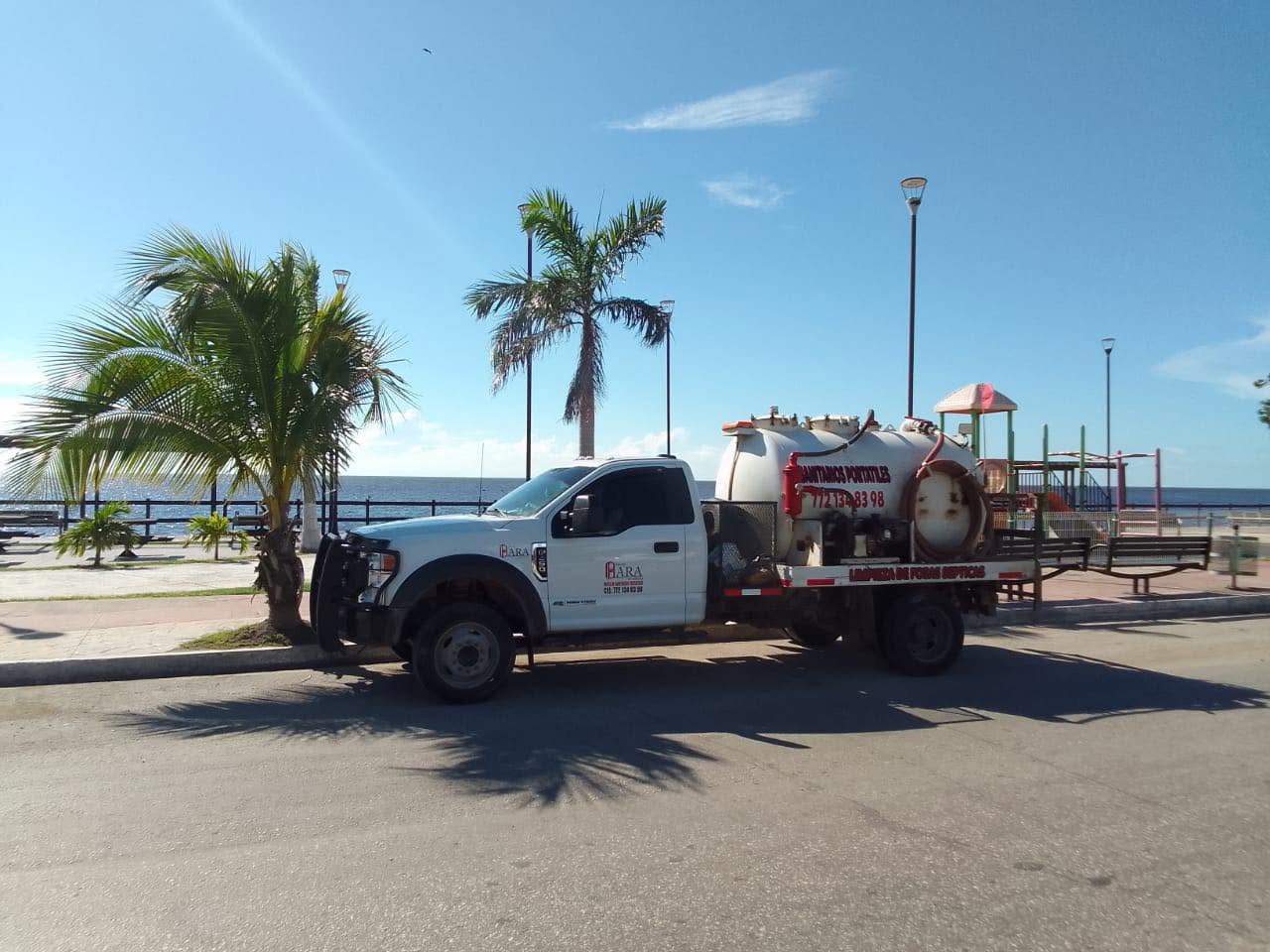 Sanitarios portatiles instalados en un espacio abierto