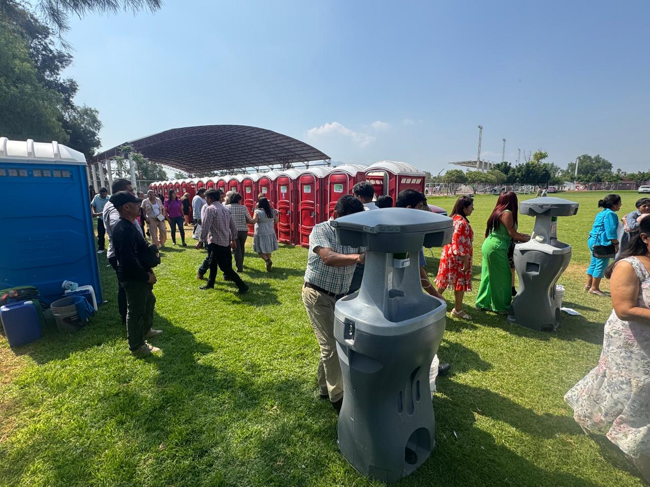 Sanitarios portátiles alineados para atender un evento